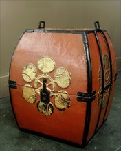 Chest for a suit of armour made of painted and embossed leather with the badge of the Doi family of Koga