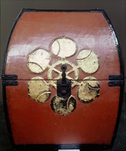 Chest for a suit of armour made of painted and embossed leather with the badge of the Doi family of Koga