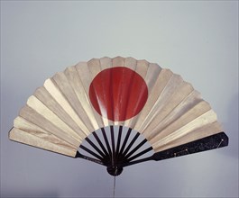 War fan with iron endplates decorated with the sun disc