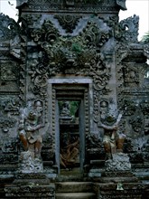 The more ornate style of northern Balinese temple architecture may be seen at Meduwe Karang