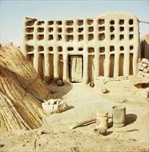 The rows of niches in this facade of this Dogon house indicate that it is a ginna, the house of a lineage head