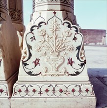 Pietra dura on pillars of the Diwan-i-Khas, Red Fort