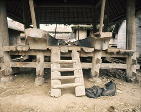 Similar in design to the houses, Toba granaries have a large space within the roof to store the harvest, while the open area beneath is a platform on which women gather to grind rice