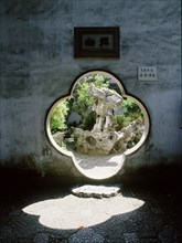Quatrefoil door, Yanyn Hall, Shizilin Garden