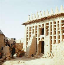 The rows of niches in this facade of this Dogon house indicate that it is a ginna, the house of a lineage head