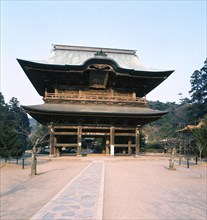 The main gate of Kencho-ji