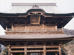 The main gate of Kencho-ji