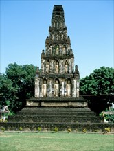 One of the pagodas (Chedi) at Wat Chamathevi (also called Wat Kukut) with statues of Buddhas in niches