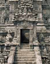 The more ornate style of northern Balinese temple architecture may be seen at Meduwe Karang