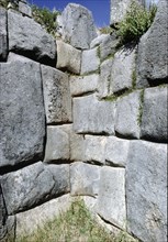 Interior room at Sacsahuaman showing stonework "bending around" corners