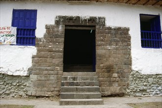 Fine masonry Inca doorway with two pumas carved on the lintel, indicating an elite residence