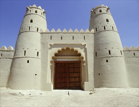 Main entrance , al-'Ain fort, flanked by two towers