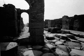 The cross-roads of the Via Stabiana and Via degli Augustali, Pompeii