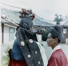 Korean couple in traditional dress