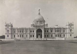 Rear elevation of the Victoria Memorial and Lord Curzon's statue
