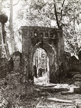 Arch at the ruins of Gedi