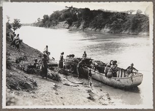 Loading a canoe on the Shebelle River