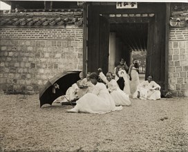 Korean women in traditional 'hanbok' dress