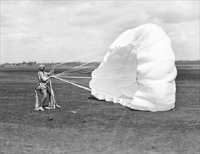 Elinor Smith Parachutes