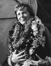 Earhart Arrives In Hawaii