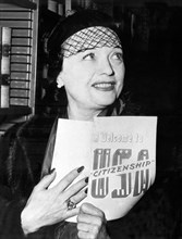 Pola Negri Becomes US Citizen