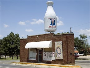 Braum's Milk on Route 66, Oklahoma City, Oklahoma 2006