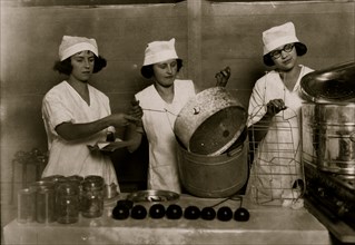 A "Demonstration team" for Canning food 1921