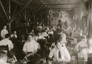 A few of the workers. P. San Martin Cigar Co. Tampa, Fla., 1909