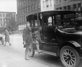 Women taxi drivers  1918