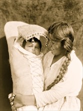 Achomawi mother and child 1923