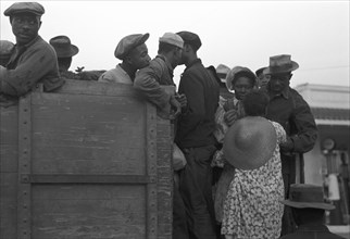 African American Migratory workers bid farewell 1938