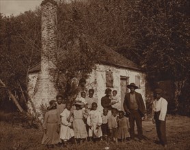 Black family at the Hermitage, Savannah, Ga. 1907