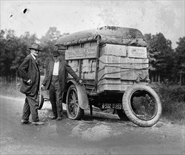 Agents capture a vehicle loaded with liquor as it got a flat tire 1922