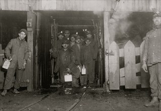 At the close of the day. Waiting for the cage to go up. Pennsylvania Coal Co.,.  1908