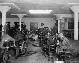 Auto school to train mechanics 1921