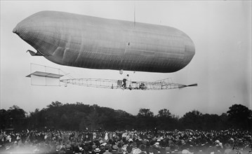 Baldwin balloon (dirigible), in flight over spectators