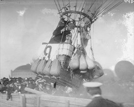 Balloon race, American balloon "Conqueror" rising , Berlin 1908