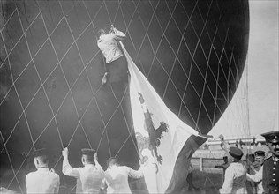 Balloon race, fastening flag on German balloon, Berlin 1908
