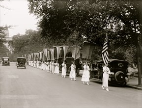 Mannerists parade near the Capitol 1913