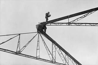 Cameraman Dorsey risks life and limb to get his shot 1923