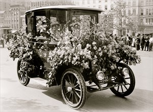 Car bedecked in Flowers for DC Parade 1914