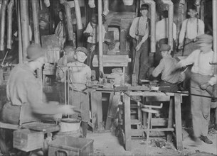 Citizens' Glass Co., Evansville, Ind. Over ten small boys on day shift in one department 1908