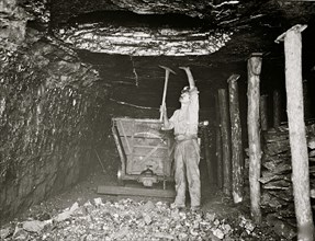 Coal Mining in Tunnel 1923