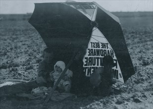 Day Nursery in the beet fields is an umbrella. 1915