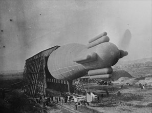 Dirigible balloon, "La Ville de Paris", built by Henri Deutsch