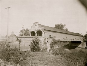 Double wooden bridge of the natural road at Cambridge, Ohio 1906