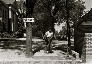 Drinking fountain on the county courthouse lawn, Halifax, North Carolina 1938