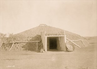 Mandan earthen lodge 1908