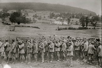 German prisoners in France return from work