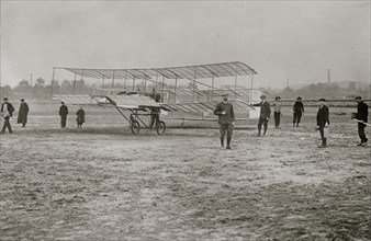 Farman, others, and flying machine, on field 1907